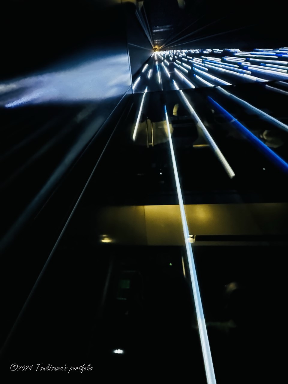 大阪あべのハルカスの展望台ハルカス300へのエレベーターの外側 iphone 14 pro