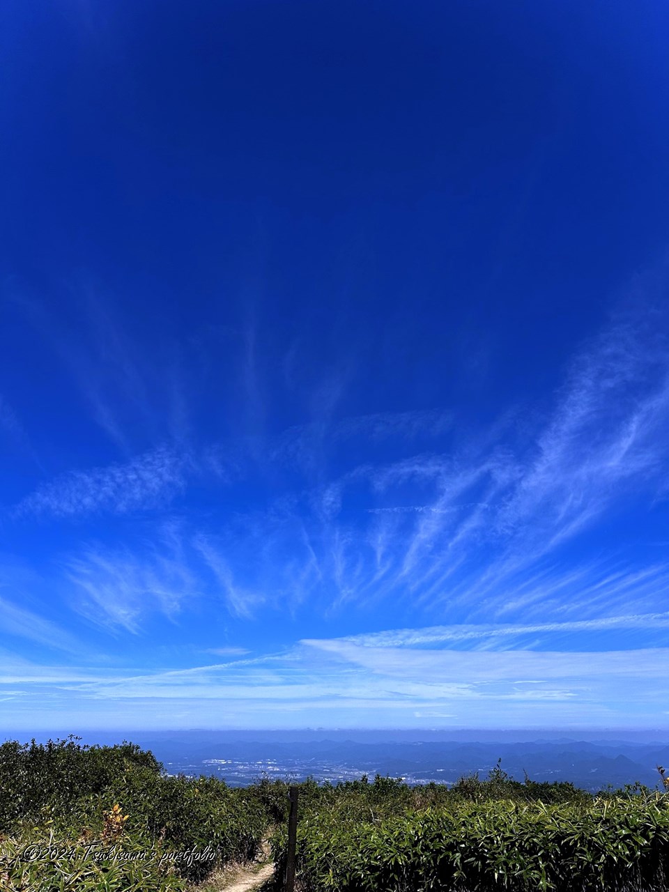 ダークブルー。六甲山最高峰でみた青空 iphone 14 pro
