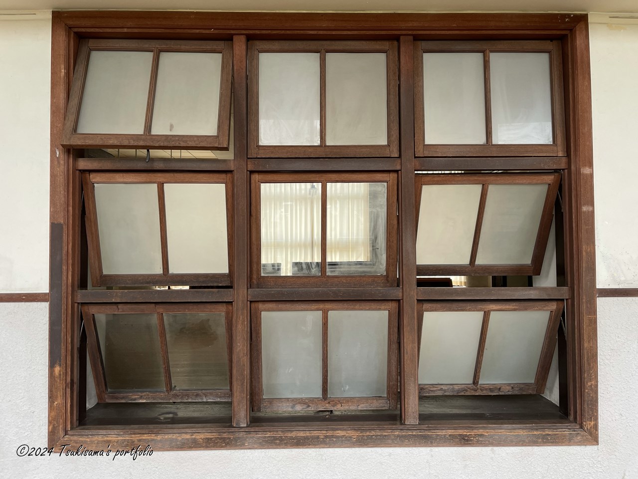 あの日も天気は雨でした。滋賀県にある豊郷小学校旧校舎群での1枚。iphone 12