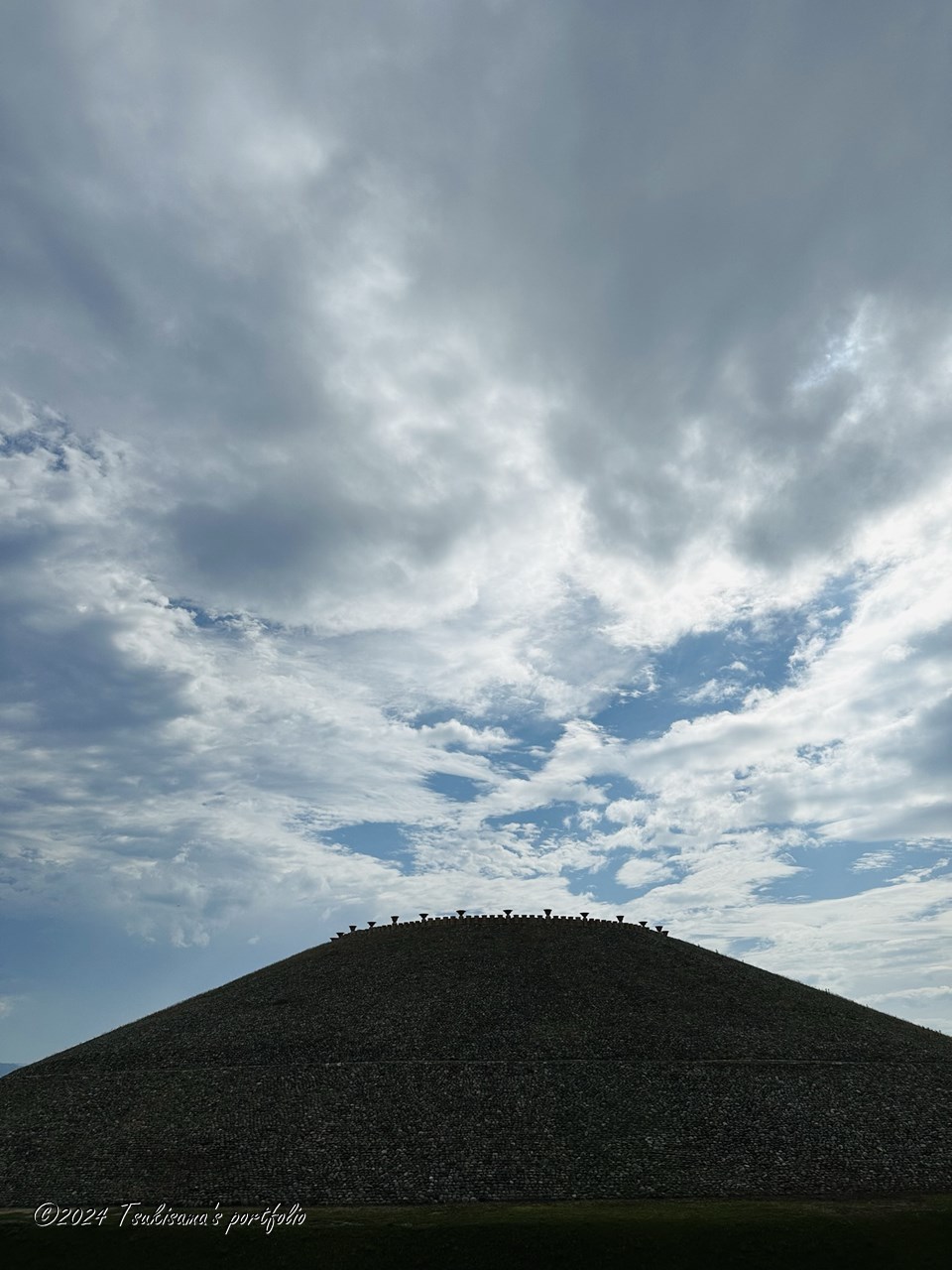 西向きの空の雲は割れてる、けど天気は下り坂のようです。 iphone 14 pro