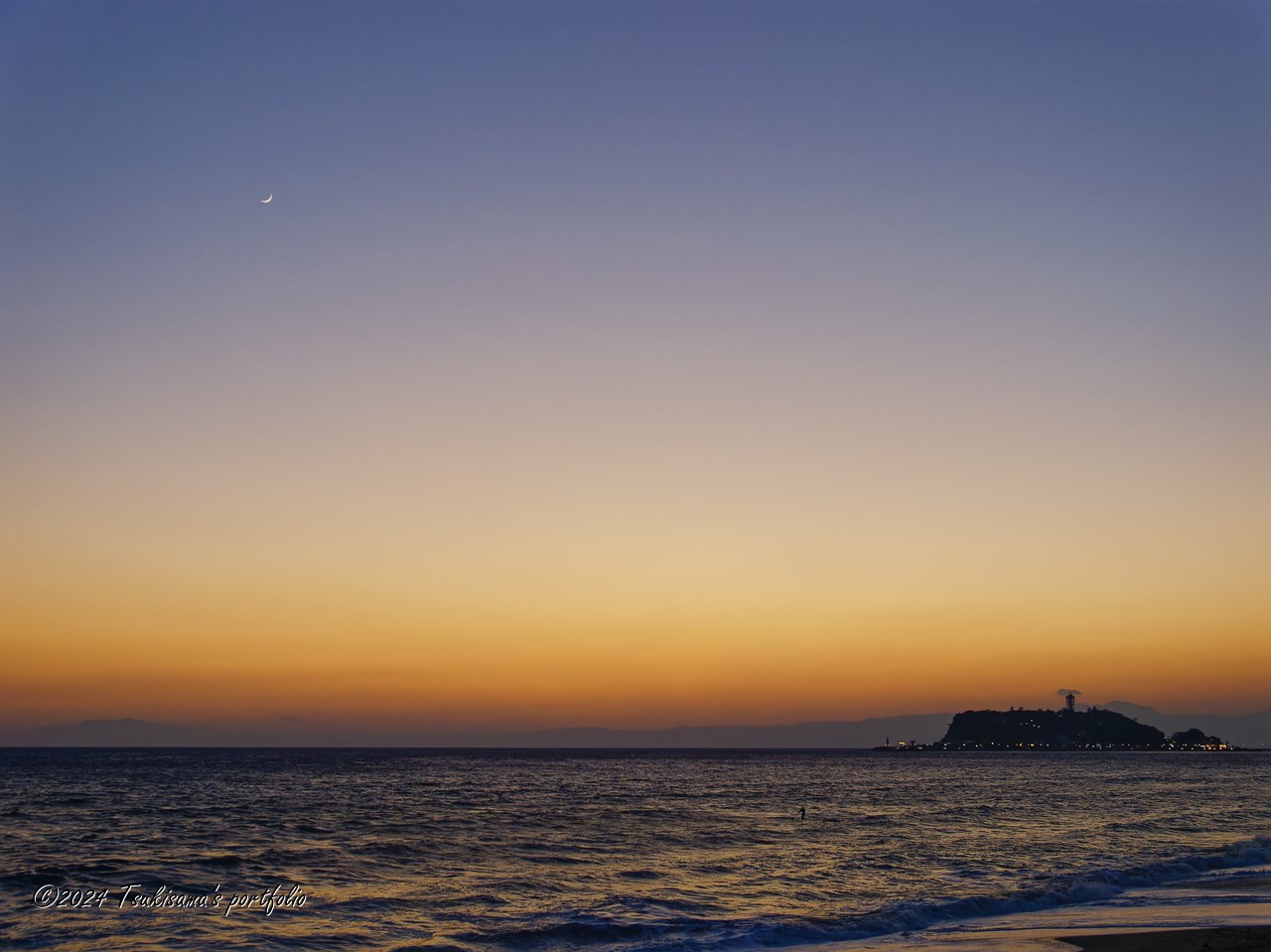お月さまと江の島。懐かしい写真。 OLYMPUS E-3 + ZD 14-54mm F2.8-3.5 (2008/12/30)
