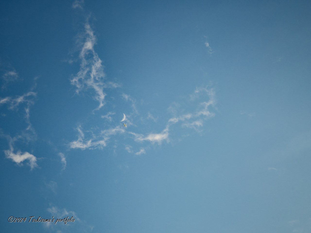 今日(2023/7/23)のお月さま。 飛行機とニアミス(笑)。 OLYMPUS OM-D E-M1 MarkIII + ZD ED 14-35mm F2.0 SWD + EC-14