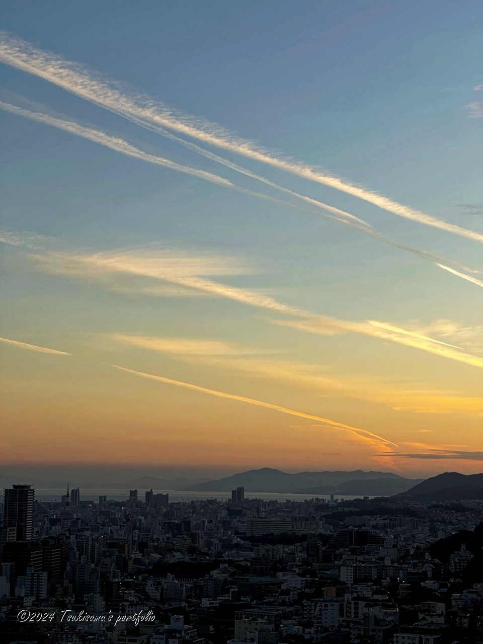 よく見かける雲ですが、航路なのでしょうか。 iphone 14 pro