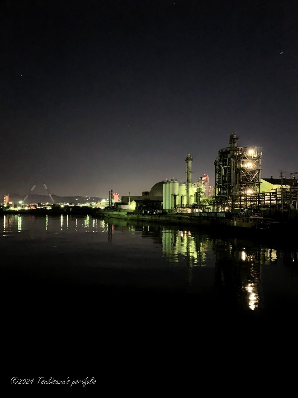 工場萌え～、ってほどではありませんが、工業地帯も夜に眺めるといい感じですね。 iphone XS (2019/5/24)