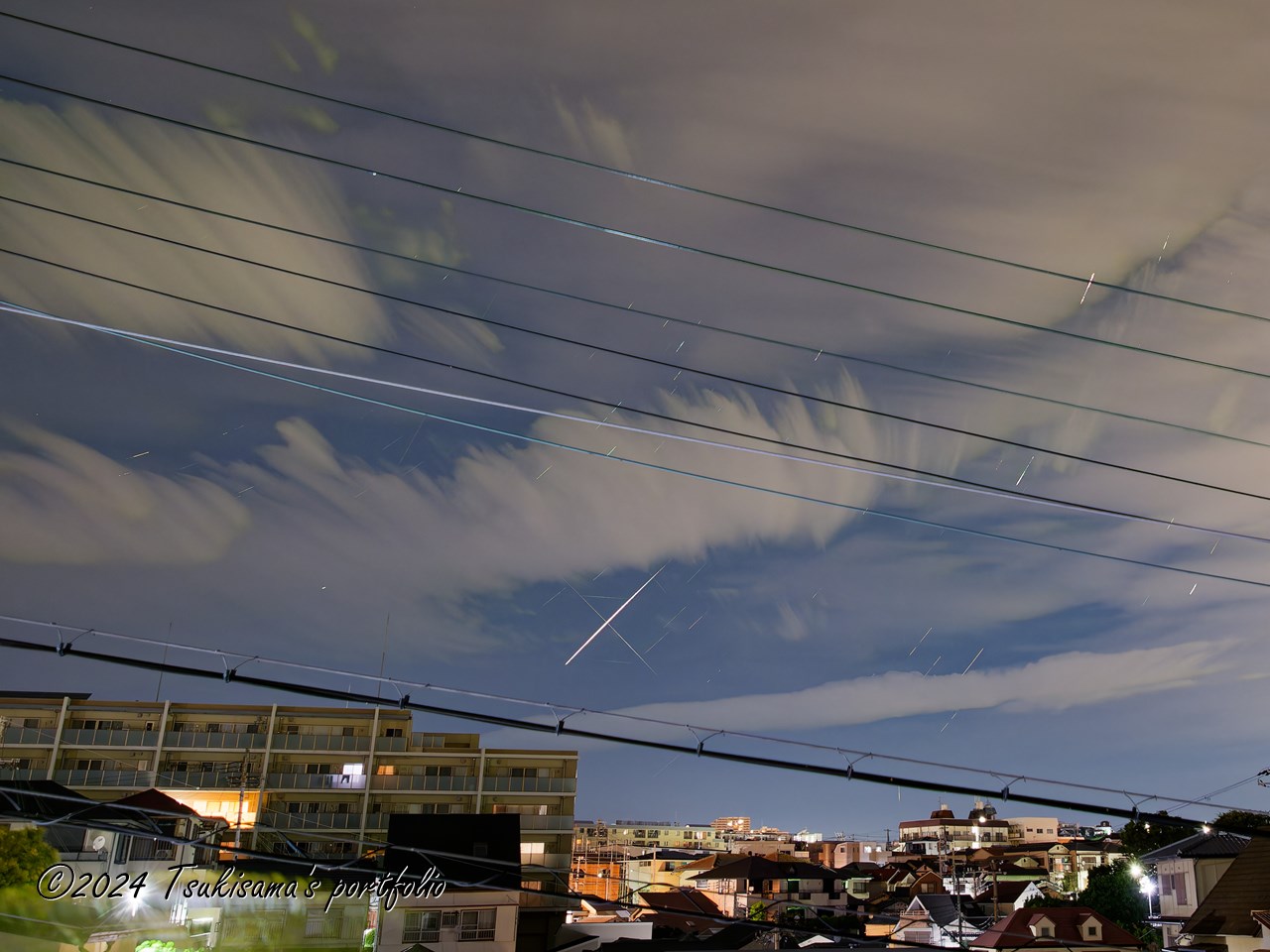 電線の中のペルセウス座流星群。OLYMPUS OM-D E-M1 MarkIII + M.ZUIKO DIGITAL ED 7-14mm F2.8 PRO (2023/8/14 1:37頃)