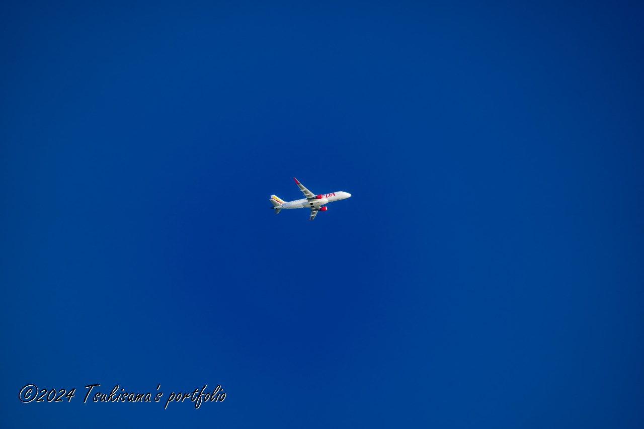 青空に白いボディーが映えます。SONY α99II + SONY 70-300mm F4.5-5.6 G SSM II