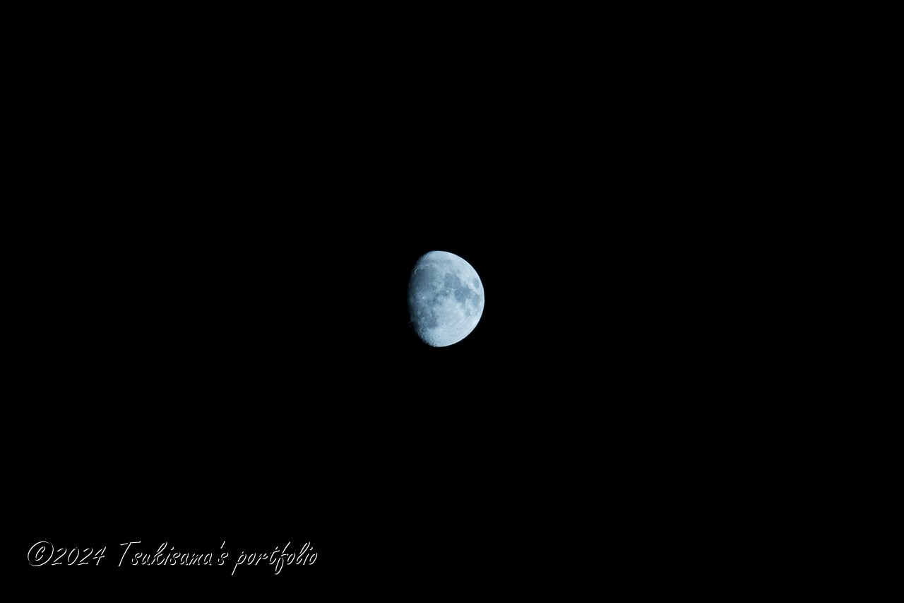 心持ちブルームーン。SONY α99II + SONY 70-300mm F4.5-5.6 G SSM II