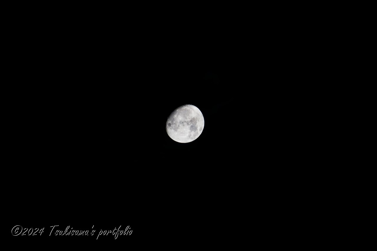 満月まであとわずかです。SONY α99II + SONY 70-300mm F4.5-5.6 G SSM II (2023/8/28)
