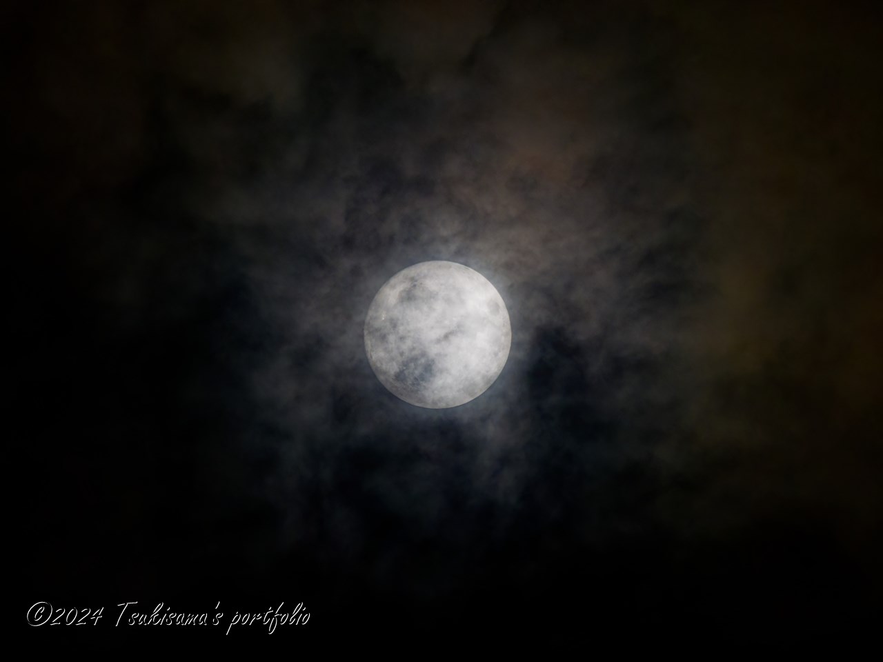 ほぼ満月ですが、残念ながら雲がかかってます。OLYMPUS OM-D E-M1 MarkIII + M.ZUIKO DIGITAL ED 40-150mm F2.8 PRO + MC-20 (2023/8/30)