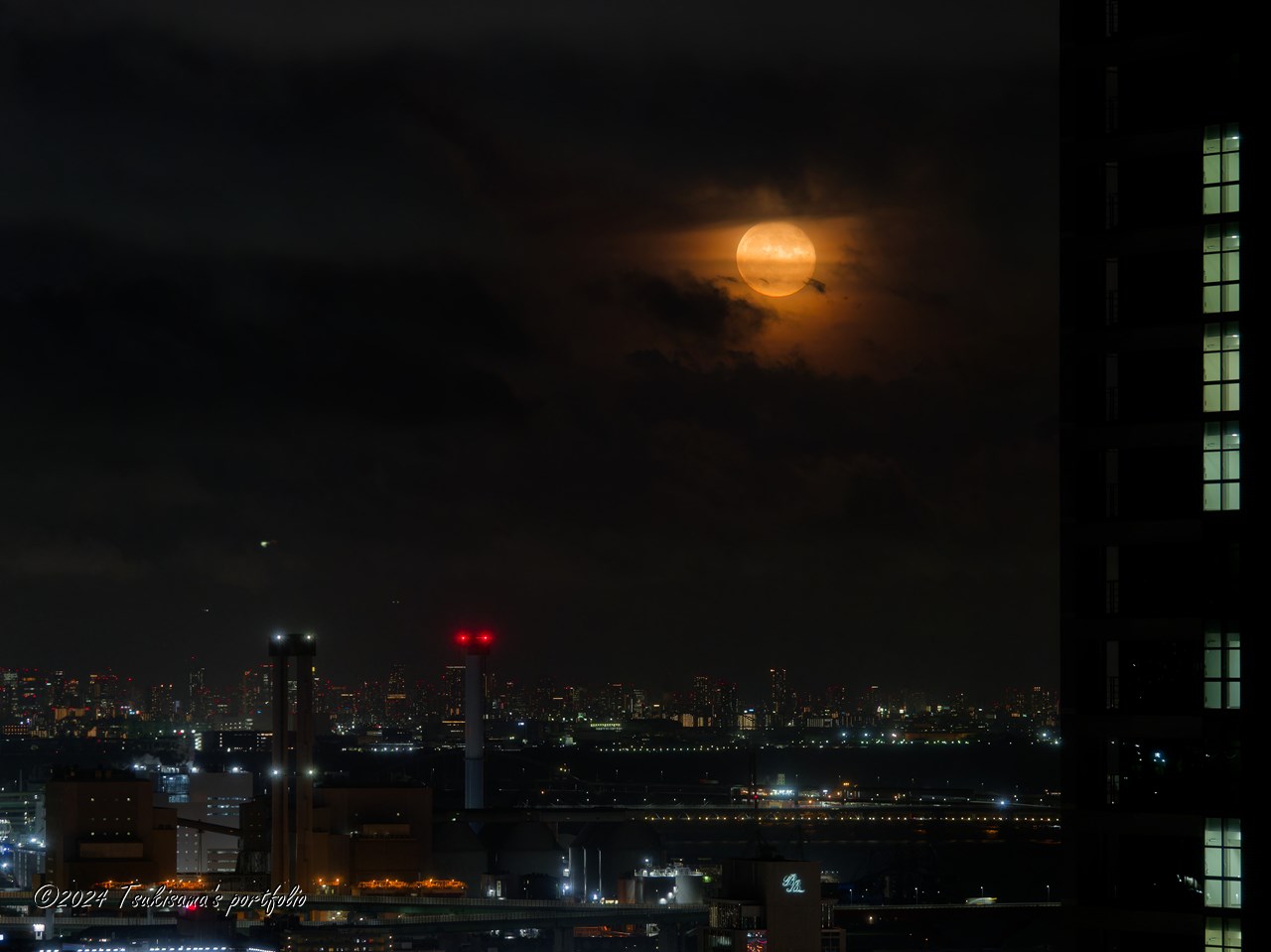 ポスト・スーパームーン、ですが雲がかかってくれているおかげで夜景と共に撮れました。OLYMPUS OM-D E-M1 MarkIII + M.ZUIKO DIGITAL ED 40-150mm F4.0 PRO (2023/9/1)
