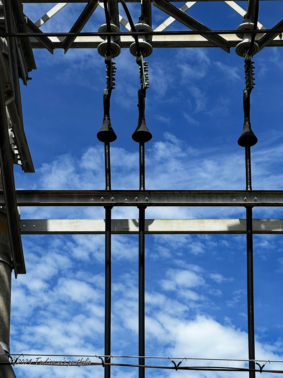 このぐらい雲があったほうがいいよね、とか思いながら空を見てるときには電線は気にならない不思議。iphone 14 pro