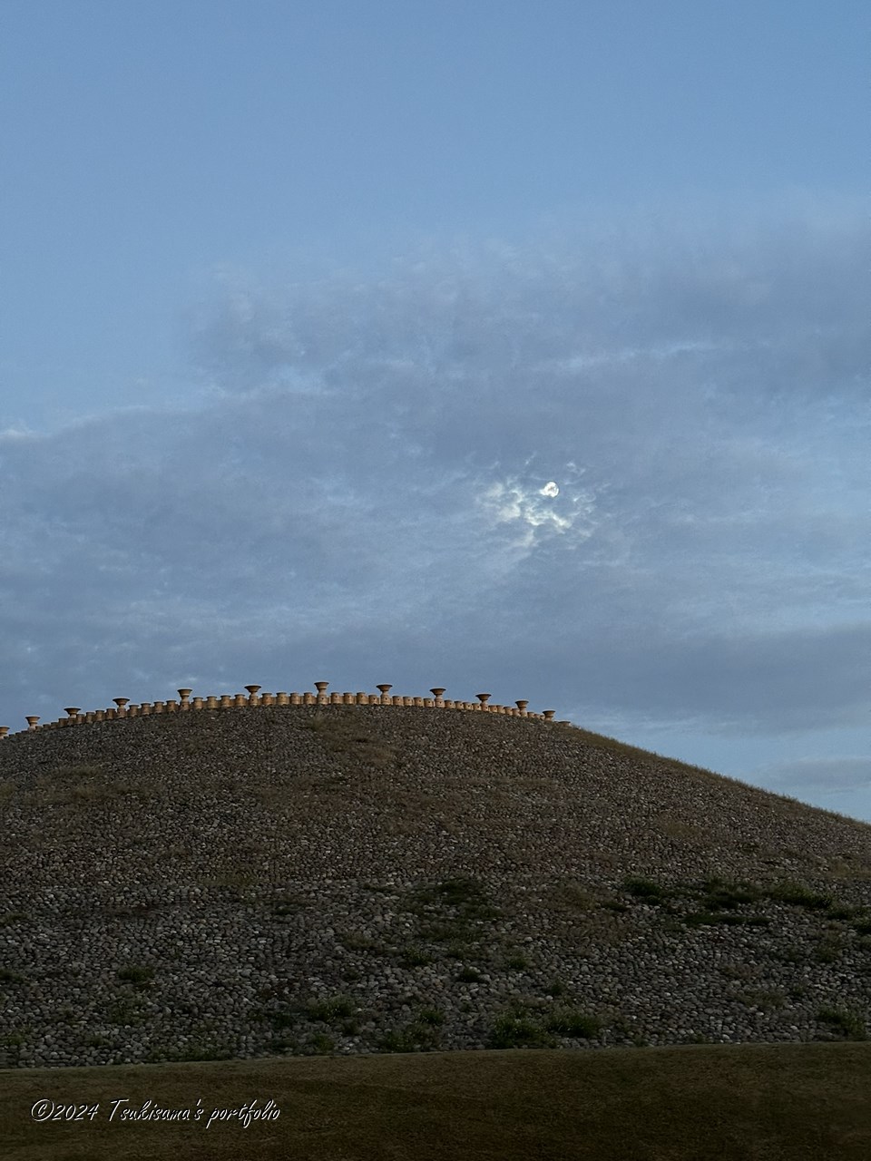 まだ満月ではありません、と言って雲に隠されてしまいました。iphone 14 pro
