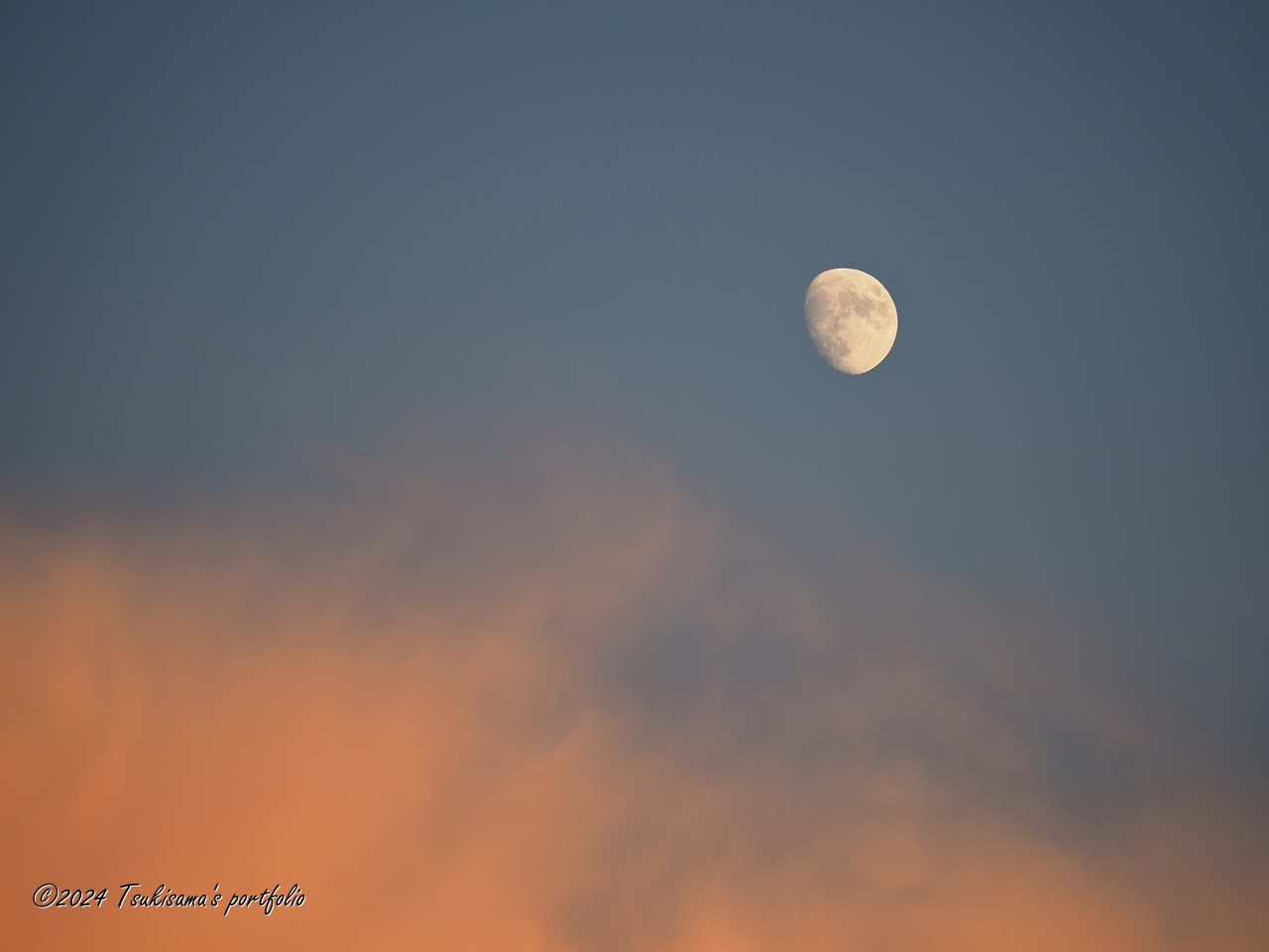 焼けた雲とお月さま。OLYMPUS OM-D E-M1 MarkIII + M.ZUIKO DIGITAL ED 40-150mm F4.0 PRO