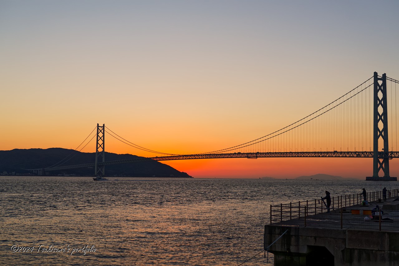 この時期(11月下旬～)は、いつも見ているところからは、太陽は淡路島寄りに沈んでゆきます。 SONY α99II + SONY Planar T＊ 50mm F1.4 ZA SSM (2023/11/26)