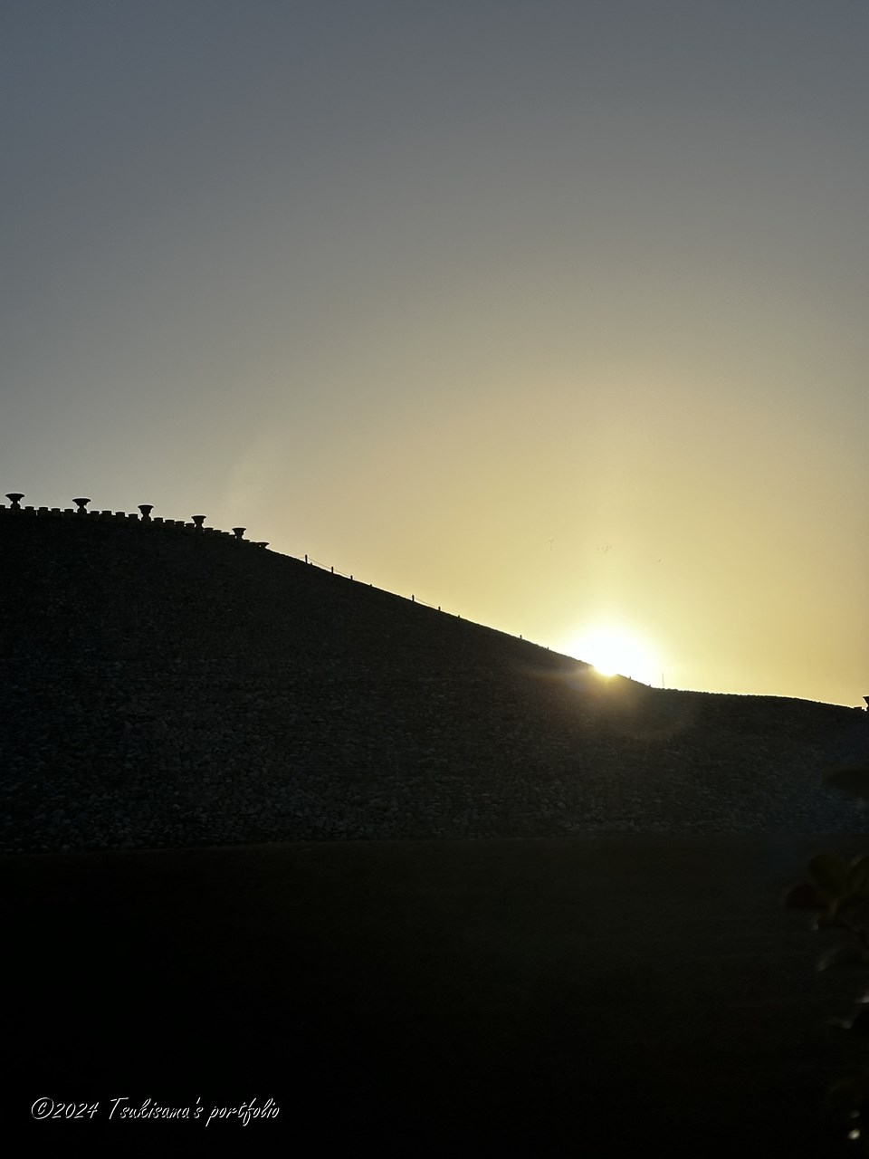 日の出がこの辺りに来るようになると冬至の知らせになります。 iphone 14 pro