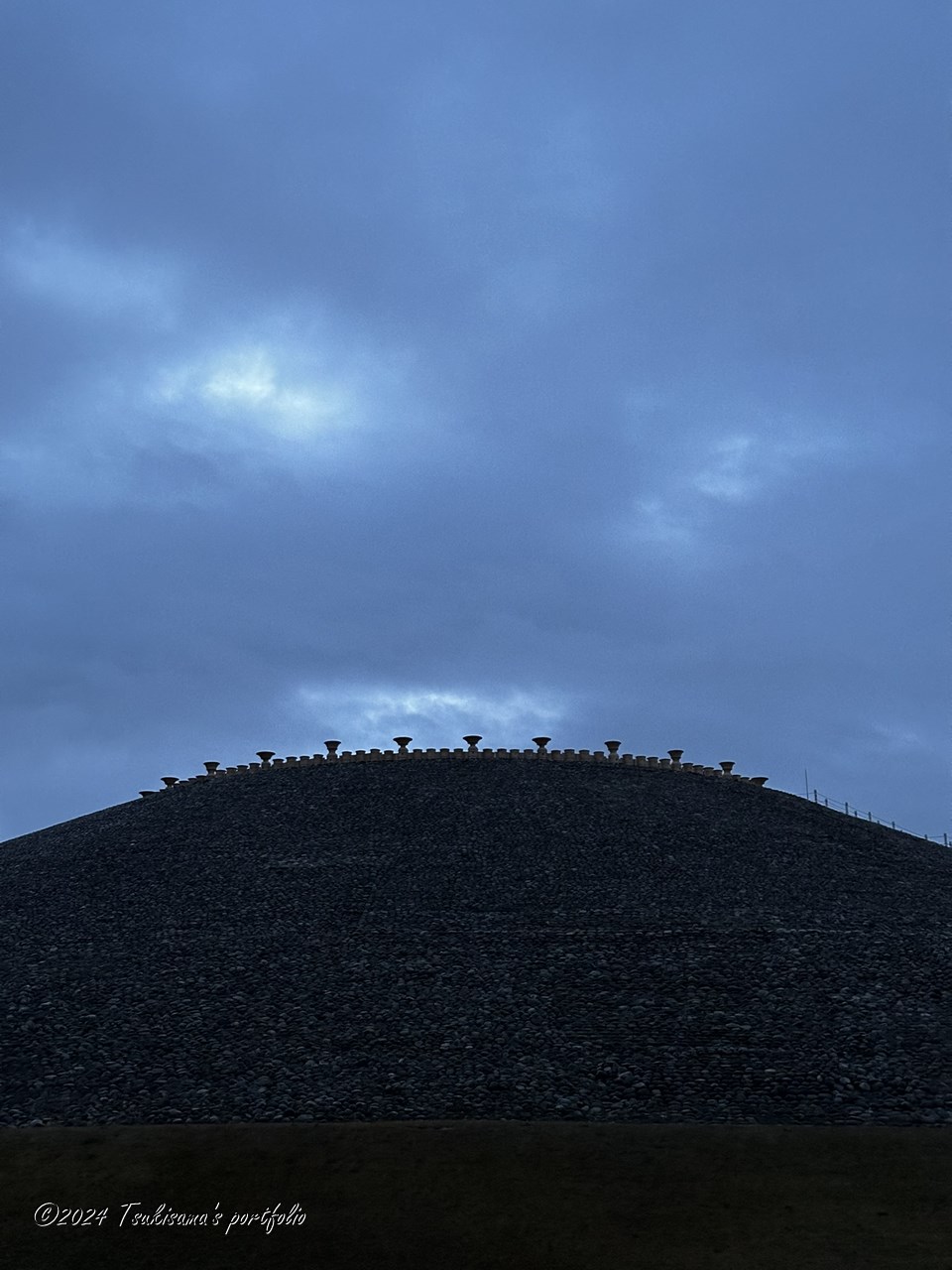 昨晩から夜明け近くまで雨が降っていたようです。 そのせいなのか、日の出前ですが重苦しい空模様で気分もつられてしまいました。 iphone 14 pro