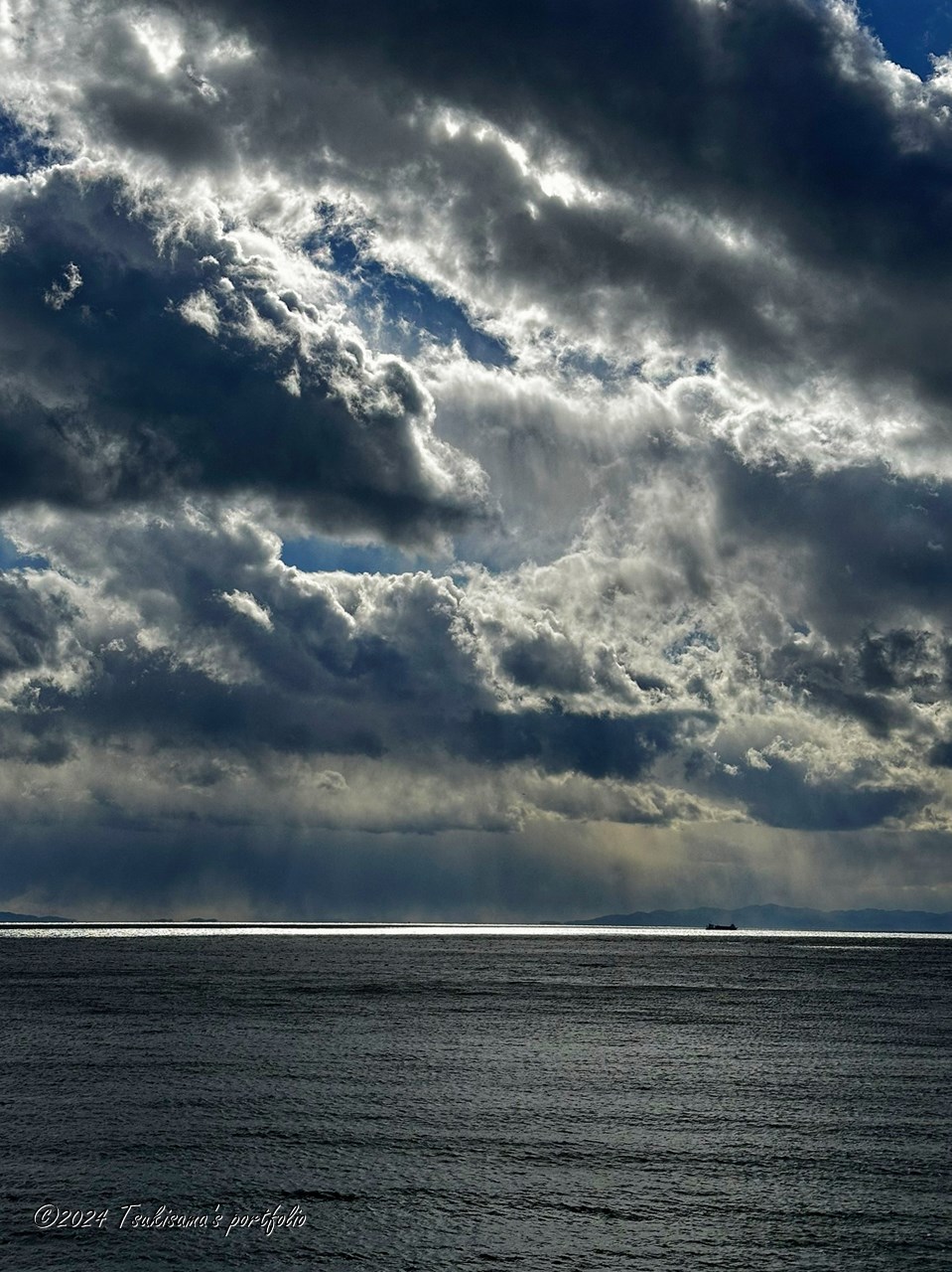 雲が多くても海を見れば気分が晴れます。 (自分は)割と単純だったんだと今頃気づきました。 iphone 14 pro