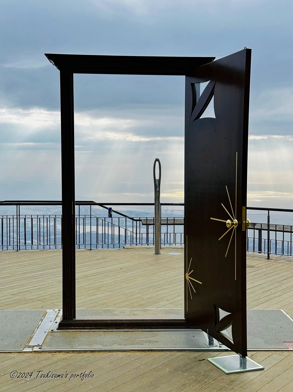 扉の向こう側へ。 ベタなオブジェだと思って撮ったものですが、今見るといろいろ思うことありますね。 iphone 14 pro