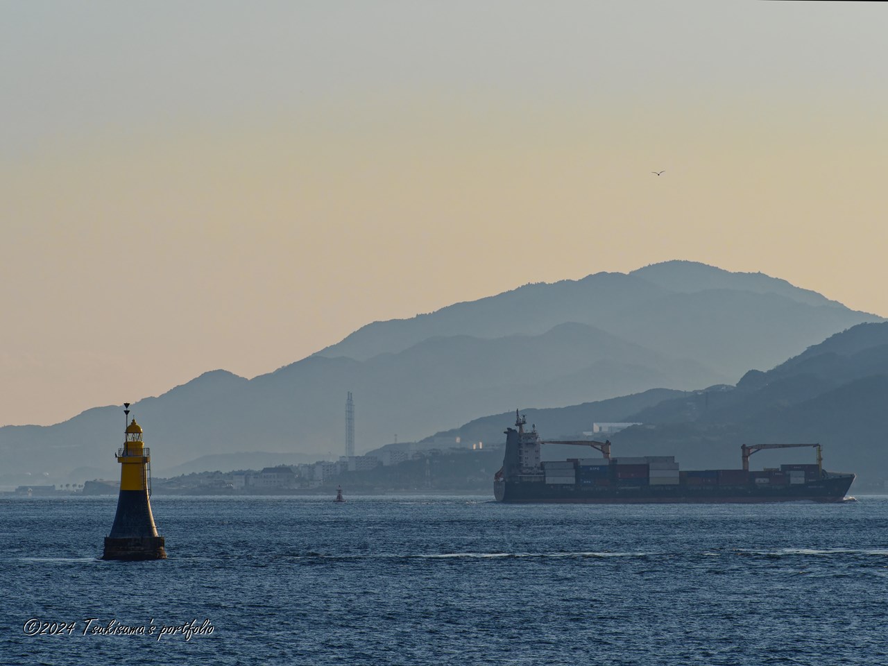 平磯灯標と淡路島　OLYMPUS OM-D E-M1 MarkIII + M.ZUIKO DIGITAL ED 40-150mm F4.0 PRO