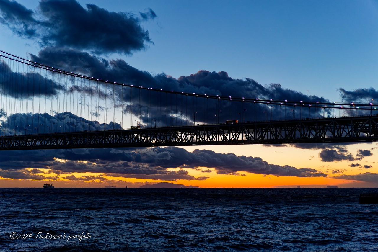 SONY α7SII + Sonnar T* FE 55mm F1.8 ZA 日没直後の海と明石海峡大橋