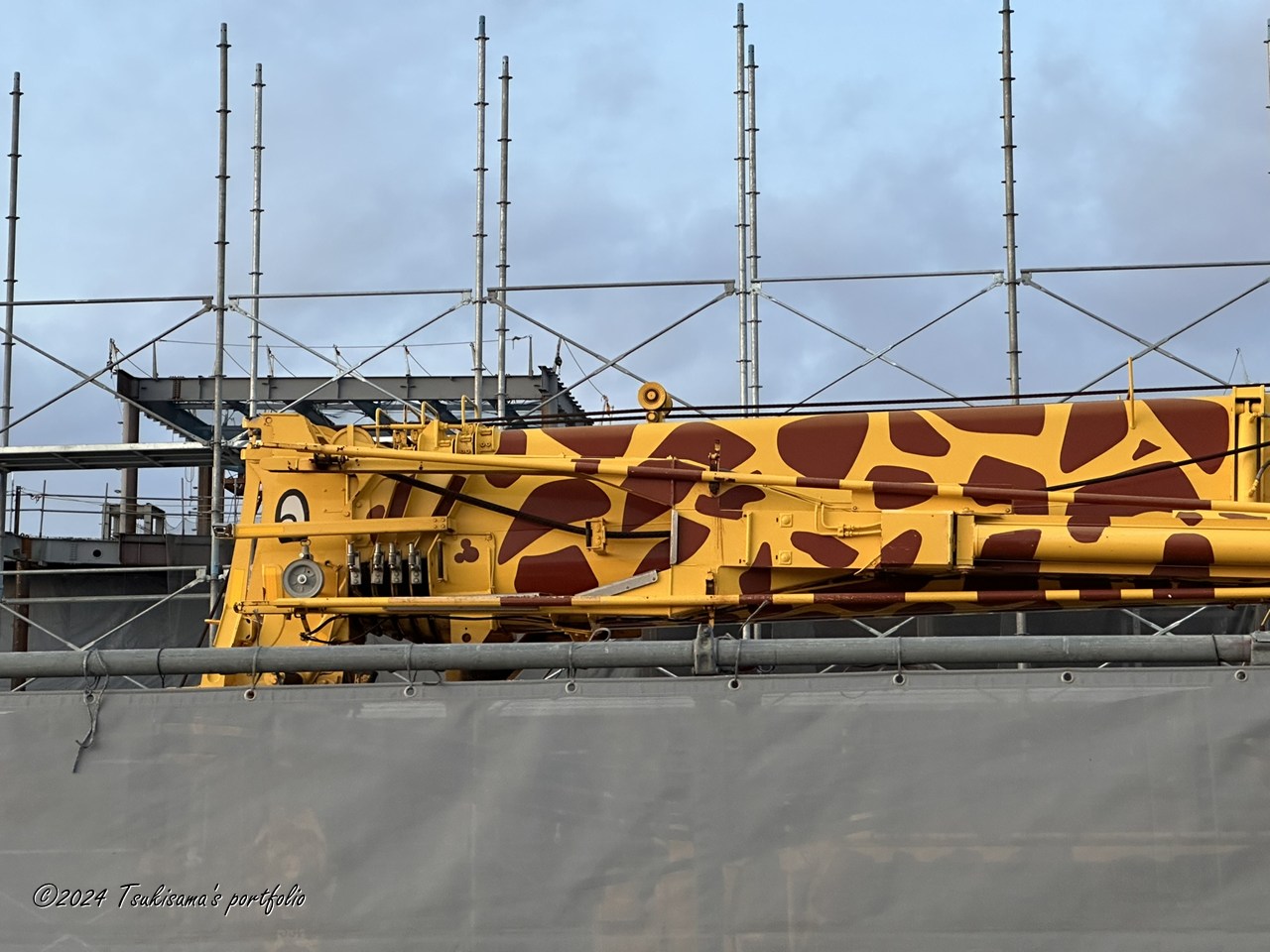 マリンピア神戸のリニューアル工事現場にいたキリン。 ちゃんと目も描かれてました。 iphone 14 pro