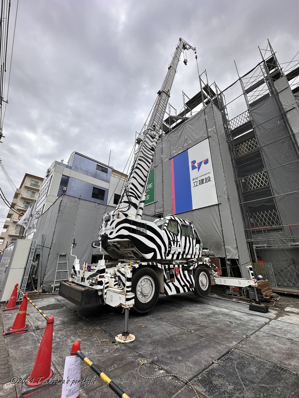 用があって近くのコンビニまで出向いた途中にシマウマが居ました。 もうちょっと歩けばマリンピア神戸のキリンが居ます。。 iphone 14 pro