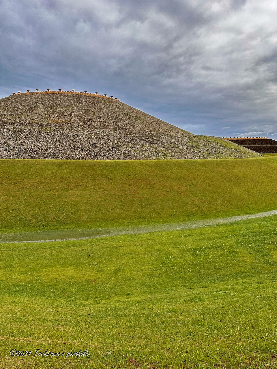 古墳の堀?にも水がたまるほどの大雨でした。 iphone 14 pro