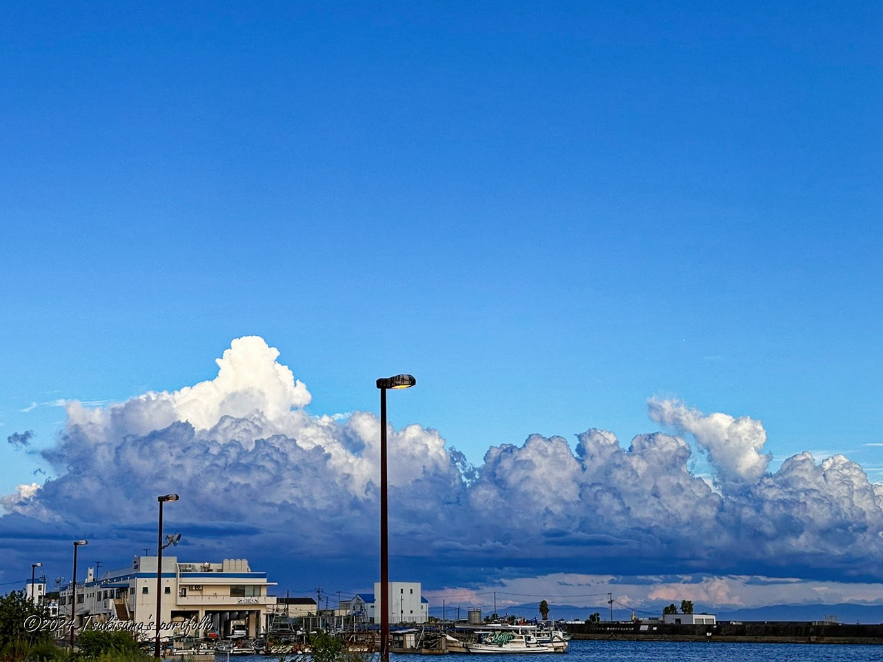 台風の影響か、雲が多く風は結構吹いてますけど晴れてます iphone 14 pro