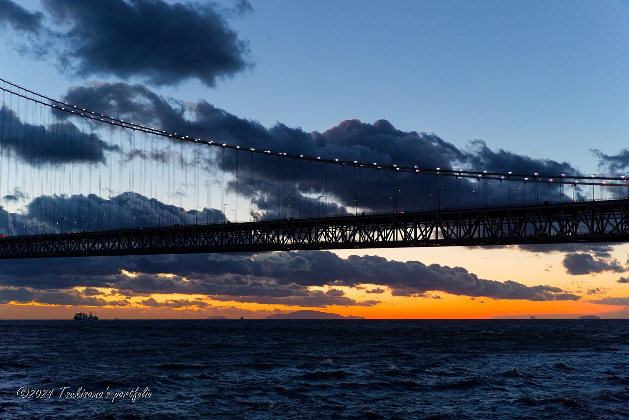 SONY α7SII + Sonnar T* FE 55mm F1.8 ZA 日没直後の海と明石海峡大橋