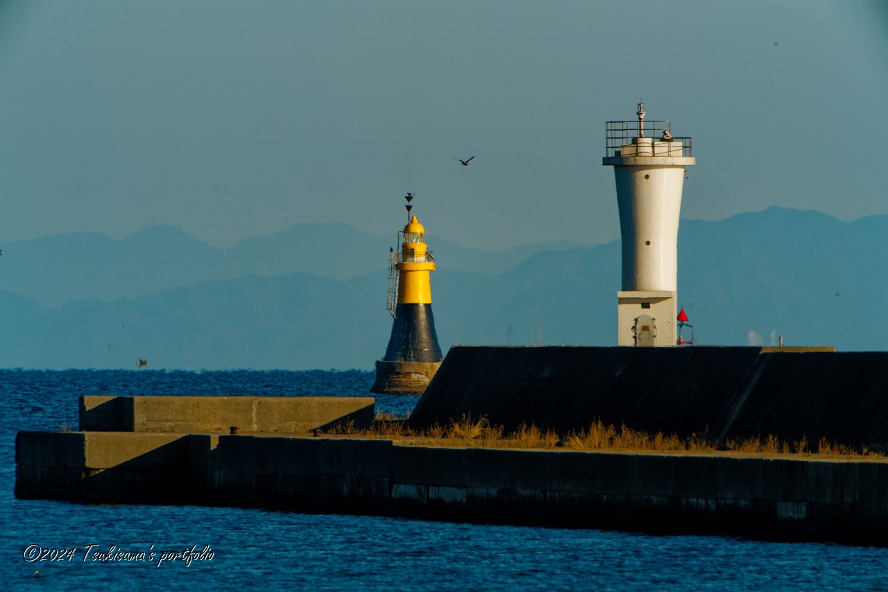 平磯灯標と播磨垂水港南防波堤西灯台　SONY α99II + SONY 70-400mm F4-5.6 G SSM II