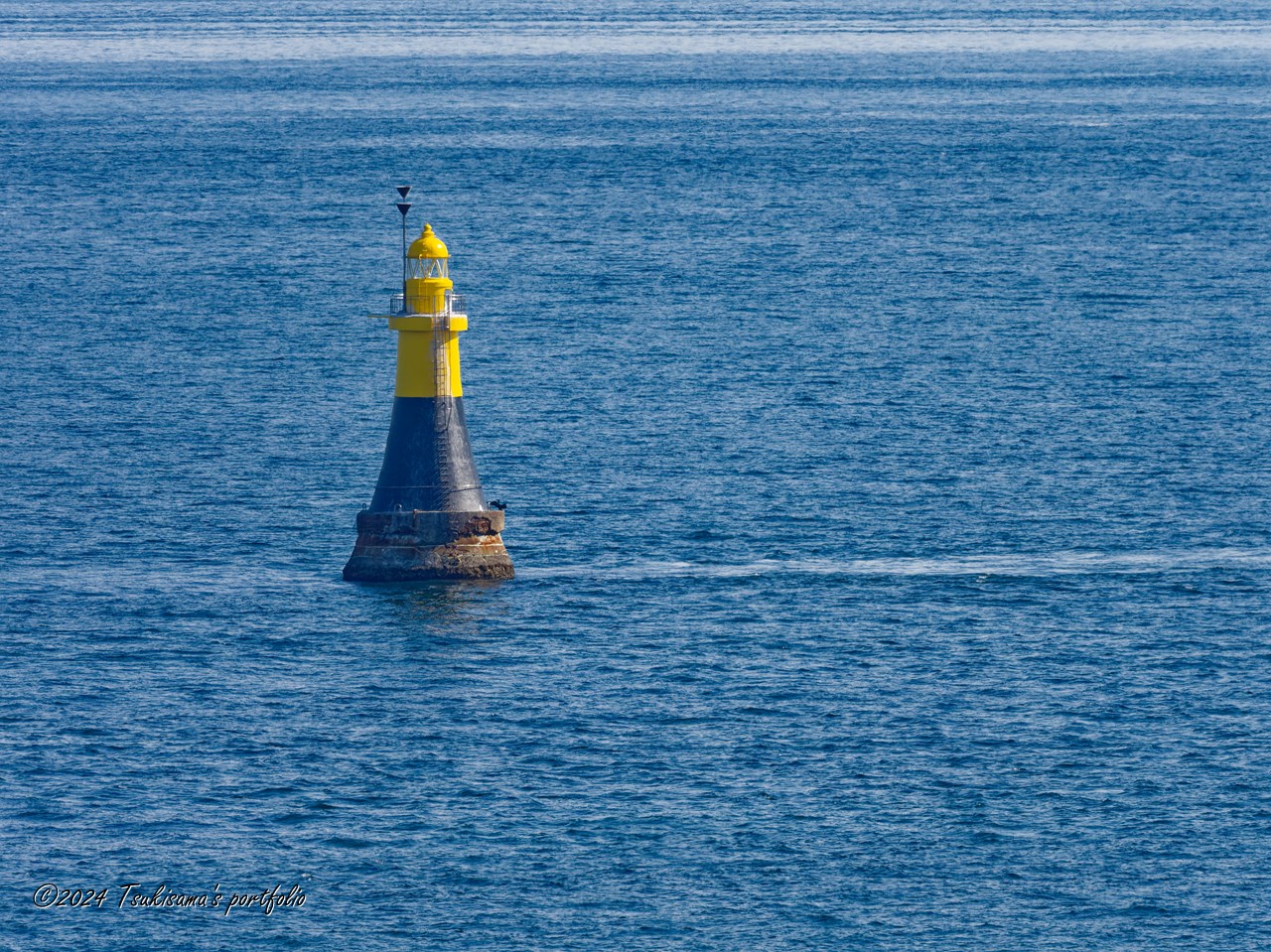 穏やかな海と平磯灯標　OLYMPUS OM-D E-M1 MarkIII + M.ZUIKO DIGITAL ED 300mm F4.0 IS PRO