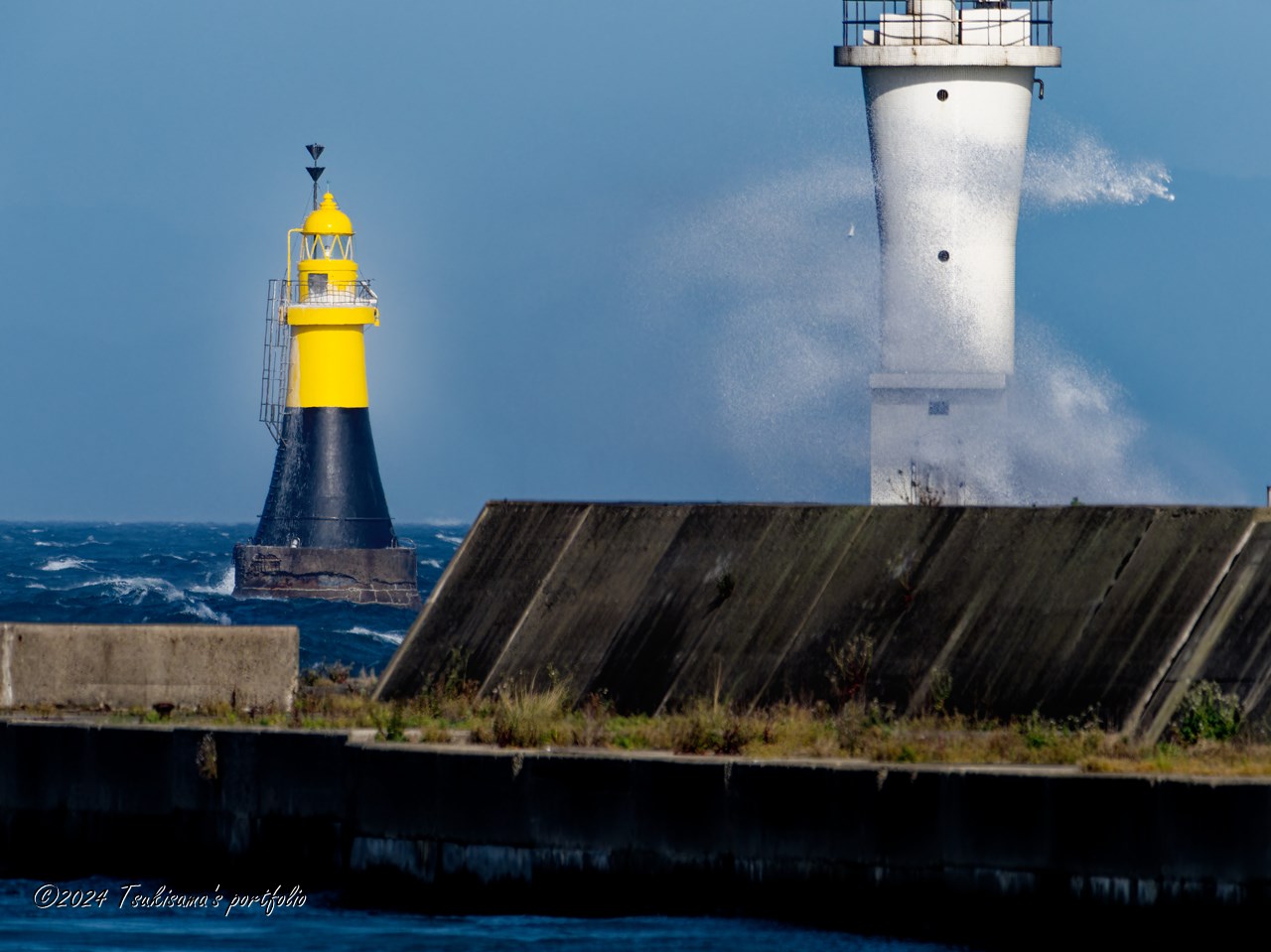 平磯灯標と播磨垂水港南防波堤西灯台　OLYMPUS OM-D E-M1 MarkIII + M.ZUIKO DIGITAL ED 300mm F4.0 IS PRO+ MC-20