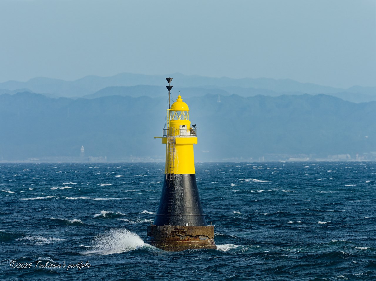 強風の中の平磯灯標　OLYMPUS OM-D E-M1 MarkIII + M.ZUIKO DIGITAL ED 300mm F4.0 IS PRO