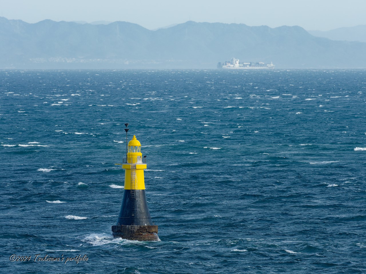 強風の中の平磯灯標　OLYMPUS OM-D E-M1 MarkIII + M.ZUIKO DIGITAL ED 300mm F4.0 IS PRO