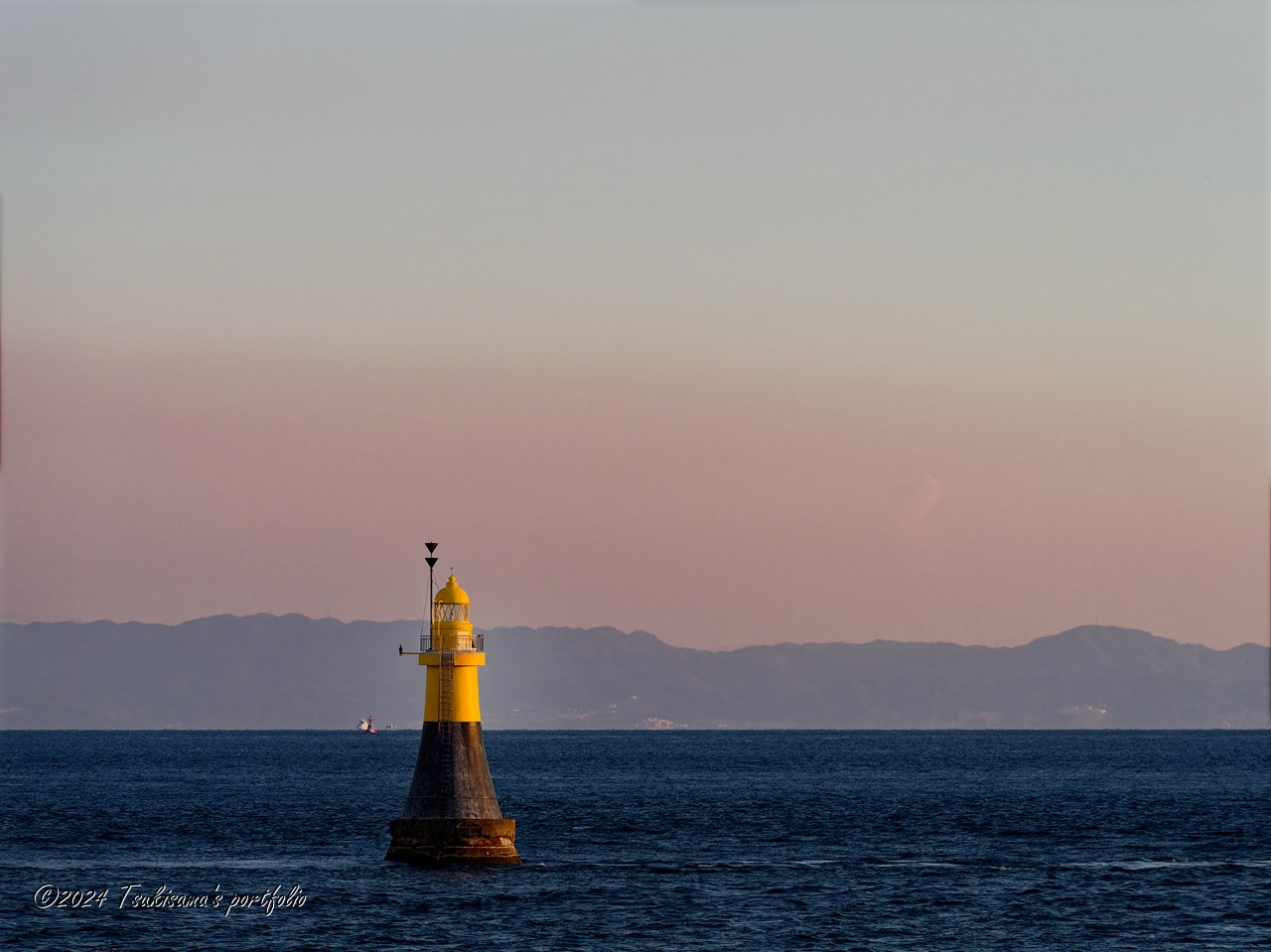 夕暮れの平磯灯標　OLYMPUS OM-D E-M1 MarkIII + M.ZUIKO DIGITAL ED 40-150mm F4.0 PRO